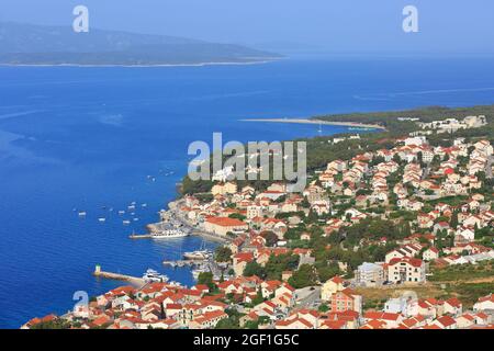 Vue panoramique de bol (île de Brac) et de la plage de Zlatni Rat (souvent appelée Cap d'or ou Corne d'or), Croatie Banque D'Images