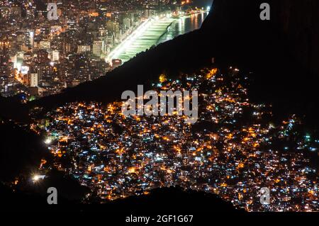 Nuit aérienne vue d'un bidonville et Ipanema quartier à Rio de Janeiro, deux réalités différentes du peuple brésilien Banque D'Images