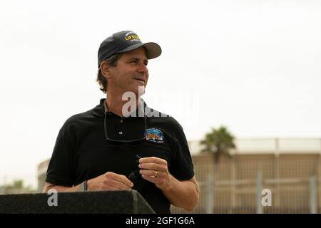 Imperial Beach, Californie, États-Unis. 22 août 2021. Le maire d'Imperial Beach, Serge Dedina, s'exprime à l'occasion du 50e anniversaire du parc Friendship, le 22 août 2021. L'anniversaire était le 18 août. Friendship Park est un parc binational qui s'étend sur la frontière entre les États-Unis et le Mexique, mais qui est divisé par les clôtures frontalières. Le parc a été inauguré en 1971 par la première dame Pat Nixon. Du côté américain, l'accès à une étroite bande de terres fédérales restreintes qui borde la frontière a été autorisé pendant des heures limitées le week-end par la patrouille frontalière des États-Unis, mais les limitations de personnel ont été prémonées Banque D'Images