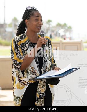 Imperial Beach, Californie, États-Unis. 22 août 2021. L'Assemblée de l'État de Californie, Dr. Akilah Weber (D-San Diego), parle à l'occasion du 50e anniversaire du parc de l'amitié, le 22 août 2021. L'anniversaire était le 18 août. Friendship Park est un parc binational qui s'étend sur la frontière entre les États-Unis et le Mexique, mais qui est divisé par les clôtures frontalières. Le parc a été inauguré en 1971 par la première dame Pat Nixon. Du côté américain, l'accès à une étroite bande de terres fédérales restreintes qui borde la frontière a été autorisé pendant des heures limitées le week-end par la patrouille frontalière des États-Unis, mais le personnel Banque D'Images