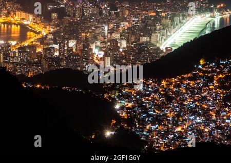 Nuit aérienne vue d'un bidonville et Ipanema quartier à Rio de Janeiro, deux réalités différentes du peuple brésilien Banque D'Images