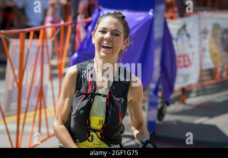 Manitou Springs, Colorado, États-Unis. 22 août 2021 : Allie McLaughlin, coureur de Colorado Springs, célèbre sa deuxième place au Pikes Peak Marathon qui suit sa victoire dans la journée précédente de Pikes Peak Ascent, Manitou Springs, Colorado. Crédit : CAL Sport Media/Alay Live News Banque D'Images