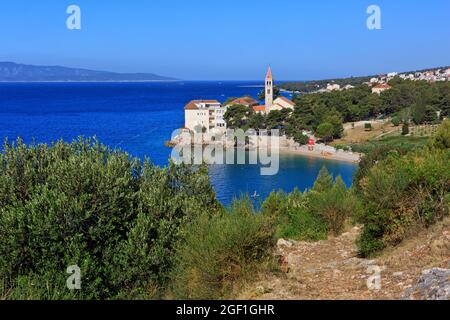 Le monastère dominicain du XVe siècle sur la péninsule de Glavica à bol (île de Brac), en Croatie, lors d'une belle journée d'été Banque D'Images