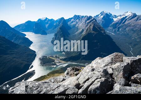 Deepwater Basin, Milford Sound et Mount Tutoko et Mount Madeline à partir de Sheerdown Peak Banque D'Images