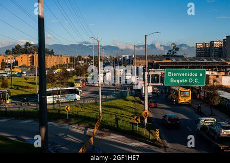 Calle 80, vue d'un pont piétonnier dans l'après-midi avec un peu de circulation, Bogotá Colombie 20 août 2021 Banque D'Images