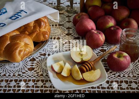 Rosh Hashana Holiday Table avec pommes, pain de challah et miel Banque D'Images