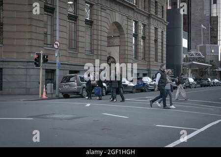 Wellington Nouvelle-Zélande - juillet 30 2021 ; scène urbaine granuleuse de style ancien monde avec couple traversant à l'extérieur de l'ancien bâtiment de la banque à l'intersection de Cus Banque D'Images