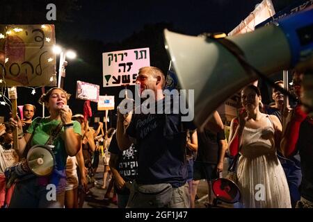 Tel Aviv, Israël. 21 août 2021. Démonstration contre les restrictions du virus Corona, la coercition du vaccin et le nouveau « Green badge/Pass ». Le ministère israélien de la Santé est le premier à donner une troisième dose de vaccination des vaccins Pfizer et Moderna pour 40 ans - pas encore approuvé par la FDA. En juin, le gouvernement a élargi les efforts de vaccination, encourageant les jeunes de 12 ans à se faire vacciner. Credit: Matan Golan/Alay Live News Banque D'Images