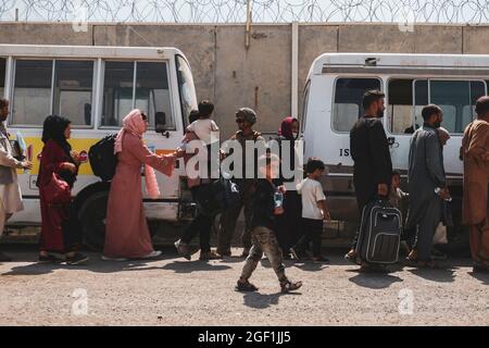 210822-M-TU241-1012 AÉROPORT INTERNATIONAL HAMID KARZAÏ (Afghanistan) (22 août 2021) les évacués chargent des bus devant être traités lors d'une évacuation à l'aéroport international Hamid Karzaï, Kaboul (Afghanistan), le 22 août. Les membres du service américain aident le ministère d'État à effectuer une opération d'évacuation non combattantes (NEO) en Afghanistan. (É.-U. Photo du corps marin par Sgt. Isaiah Campbell) Banque D'Images