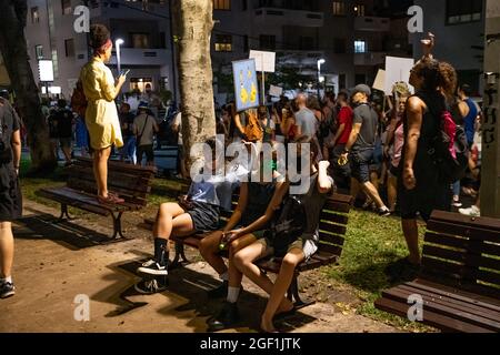 Tel Aviv, Israël. 21 août 2021. Démonstration contre les restrictions du virus Corona, la coercition du vaccin et le nouveau « Green badge/Pass ». Le ministère israélien de la Santé est le premier à donner une troisième dose de vaccination des vaccins Pfizer et Moderna pour 40 ans - pas encore approuvé par la FDA. En juin, le gouvernement a élargi les efforts de vaccination, encourageant les jeunes de 12 ans à se faire vacciner. Credit: Matan Golan/Alay Live News Banque D'Images