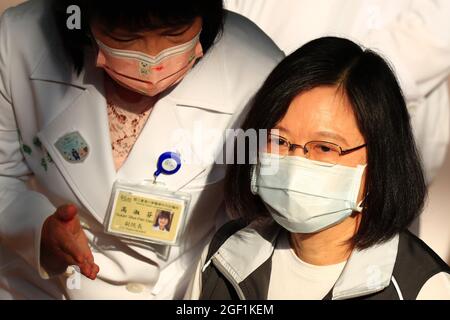 Taipei, Taipei, Taïwan. 23 août 2021. Le président taïwanais Tsai Ing-wen écoute les instructions d'un médecin avant d'être inoculé avec le vaccin Medigen. Taiwan a été confrontée à un approvisionnement instable en vaccins AstraZeneca, Moderna et Biontech suite à une épidémie qui a commencé en mai, tandis que l'île autonome ayant de bonnes relations avec les États-Unis fait face à des menaces militaires et politiques de plus en plus intenses de la part de la Chine. (Credit image: © Daniel CEng Shou-Yi/ZUMA Press Wire) Credit: ZUMA Press, Inc./Alamy Live News Banque D'Images