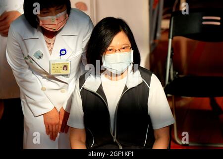 Taipei, Taipei, Taïwan. 23 août 2021. Le président taïwanais Tsai Ing-wen écoute les instructions d'un médecin avant d'être inoculé avec le vaccin Medigen. Taiwan a été confrontée à un approvisionnement instable en vaccins AstraZeneca, Moderna et Biontech suite à une épidémie qui a commencé en mai, tandis que l'île autonome ayant de bonnes relations avec les États-Unis fait face à des menaces militaires et politiques de plus en plus intenses de la part de la Chine. (Credit image: © Daniel CEng Shou-Yi/ZUMA Press Wire) Credit: ZUMA Press, Inc./Alamy Live News Banque D'Images