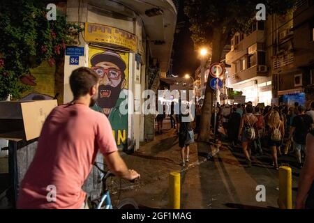 Tel Aviv, Israël. 21 août 2021. Démonstration contre les restrictions du virus Corona, la coercition du vaccin et le nouveau « Green badge/Pass ». Le ministère israélien de la Santé est le premier à donner une troisième dose de vaccination des vaccins Pfizer et Moderna pour 40 ans - pas encore approuvé par la FDA. En juin, le gouvernement a élargi les efforts de vaccination, encourageant les jeunes de 12 ans à se faire vacciner. Credit: Matan Golan/Alay Live News Banque D'Images