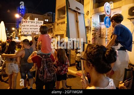 Tel Aviv, Israël. 21 août 2021. Démonstration contre les restrictions du virus Corona, la coercition du vaccin et le nouveau « Green badge/Pass ». Le ministère israélien de la Santé est le premier à donner une troisième dose de vaccination des vaccins Pfizer et Moderna pour 40 ans - pas encore approuvé par la FDA. En juin, le gouvernement a élargi les efforts de vaccination, encourageant les jeunes de 12 ans à se faire vacciner. Credit: Matan Golan/Alay Live News Banque D'Images