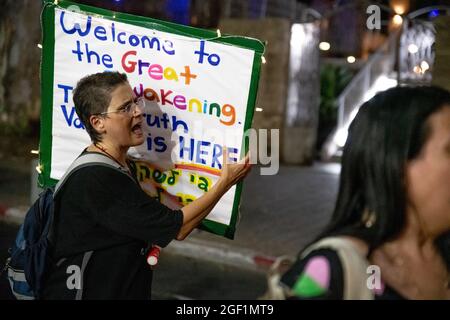 Tel Aviv, Israël. 21 août 2021. Démonstration contre les restrictions du virus Corona, la coercition du vaccin et le nouveau « Green badge/Pass ». Le ministère israélien de la Santé est le premier à donner une troisième dose de vaccination des vaccins Pfizer et Moderna pour 40 ans - pas encore approuvé par la FDA. En juin, le gouvernement a élargi les efforts de vaccination, encourageant les jeunes de 12 ans à se faire vacciner. Credit: Matan Golan/Alay Live News Banque D'Images