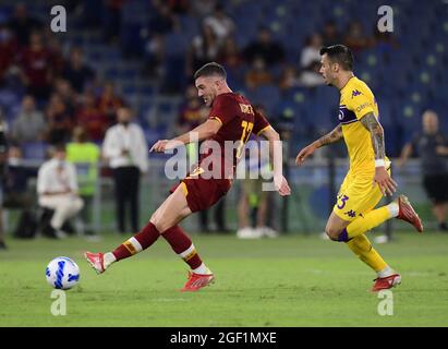 Rome, Italie. 22 août 2021. Jordan Veretout (L) de Roma marque son deuxième but lors d'un match de football de Serie A entre Roma et Fiorentina à Rome, Italie, le 22 août 2021. Credit: Augusto Casasoli/Xinhua/Alamy Live News Banque D'Images