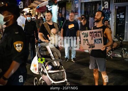 Tel Aviv, Israël. 21 août 2021. Démonstration contre les restrictions du virus Corona, la coercition du vaccin et le nouveau « Green badge/Pass ». Le ministère israélien de la Santé est le premier à donner une troisième dose de vaccination des vaccins Pfizer et Moderna pour 40 ans - pas encore approuvé par la FDA. En juin, le gouvernement a élargi les efforts de vaccination, encourageant les jeunes de 12 ans à se faire vacciner. Credit: Matan Golan/Alay Live News Banque D'Images