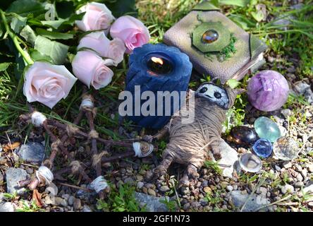 Magic rityal avec bougie, pentagramme, poupée voodoo et cristaux sur l'herbe dans le jardin. Arrière-plan ésotérique, gothique et occulte, Halloween mystique et Banque D'Images