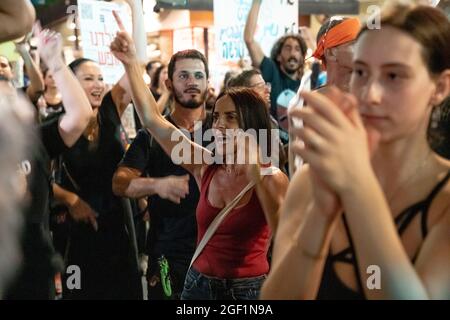 Tel Aviv, Israël. 21 août 2021. Démonstration contre les restrictions du virus Corona, la coercition du vaccin et le nouveau « Green badge/Pass ». Le ministère israélien de la Santé est le premier à donner une troisième dose de vaccination des vaccins Pfizer et Moderna pour 40 ans - pas encore approuvé par la FDA. En juin, le gouvernement a élargi les efforts de vaccination, encourageant les jeunes de 12 ans à se faire vacciner. Credit: Matan Golan/Alay Live News Banque D'Images