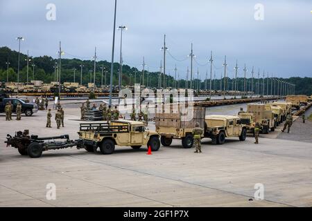 Soldats affectés à l'équipe de combat de la 3e Brigade, 101e Division aéroportée (assaut aérien) Ont passé les dernières semaines à mener des opérations de tête de chemin de fer au fort Campbell Railhead dans le cadre de leur mission globale consistant à exécuter un exercice de préparation au déploiement d'urgence en mer, puis à effectuer leur rotation au joint Readiness Training Center de fort Polk, en Louisiane. « l’une des façons dont l’Armée projette sa force à travers le monde est par ses capacités aquatiques », a déclaré le capitaine Matthew Keller, commandant de la batterie Lightning, 3e Bataillon, 320e Artillerie de campagne « Chevalier rouge Banque D'Images