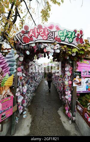 Messages d'amour à un mur d'amour dans le complexe commercial Ssamziegil, Insa-dong, Séoul, Corée du Sud. Banque D'Images