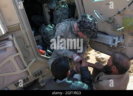 Des soldats de l'armée américaine affectés à la Compagnie de combat, 1er Bataillon, 32e Régiment d'infanterie, 3e Brigade combat Team, 10e Division des montagnes, patrouillent dans le village de Munay, dans le district de Shigal, dans la province de Kunar, en Afghanistan, le 7 décembre. Banque D'Images