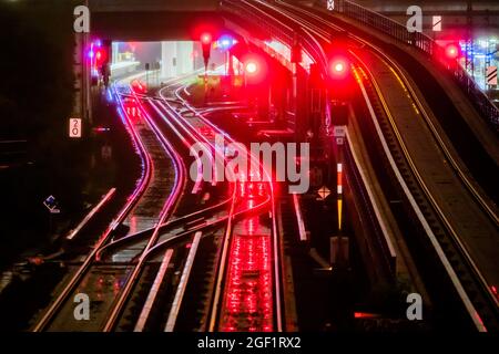 Berlin, Allemagne. 23 août 2021. Les signaux à l'extérieur de la station Berlin Ostkreuz s'allument en rouge en début de matinée. Le syndicat allemand des conducteurs de train (GDL) a prolongé sa grève pour de meilleures conditions de travail, du transport de marchandises au transport de passagers, dans la matinée. Credit: Christoph Soeder/dpa/Alay Live News Banque D'Images
