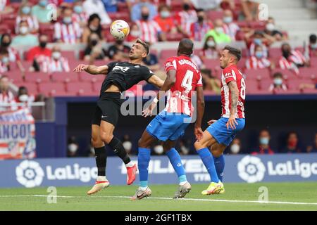 Madrid, Espagne. 22 août 2021. Lucas Boye (L) d'Elche est en compétition lors d'un match de football de première division en Espagne entre l'Atletico de Madrid et l'Elche CF à Cornella, en Espagne, le 22 août 2021. Atletico de Madrid a gagné 1-0. Crédit: Edward F. Peters/Xinhua/Alay Live News Banque D'Images