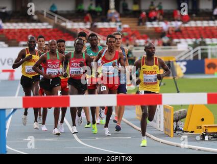 Nairobi, Kenya. 22 août 2021. Les athlètes participent à la finale masculine de 3000m steeplechase aux Championnats du monde d'athlétisme U20 2021 à Nairobi, au Kenya, le 22 août 2021. Credit: Dong Jianghui/Xinhua/Alay Live News Banque D'Images