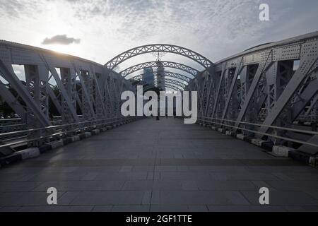 Une superbe photo en début de soirée du pont historique Cavenagh au-dessus de la rivière Singapour dans le centre-ville Banque D'Images