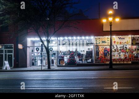 NEW WESMINSTER, CANADA - 24 DÉCEMBRE 2020 : rue nocturne avec éclairage brumeux matin. Banque D'Images