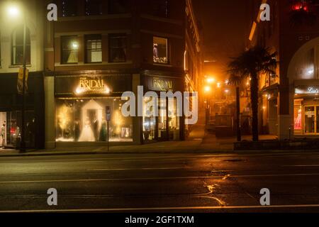 NEW WESMINSTER, CANADA - 24 DÉCEMBRE 2020 : rue nocturne avec éclairage brumeux matin. Banque D'Images