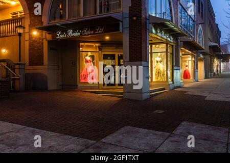 NEW WESMINSTER, CANADA - 24 DÉCEMBRE 2020 : rue nocturne avec éclairage brumeux matin. Banque D'Images