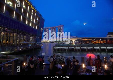 Carte postale angle alternatif parfait de l'hôtel Marina Bay Sands dans la ville de Singapour Banque D'Images