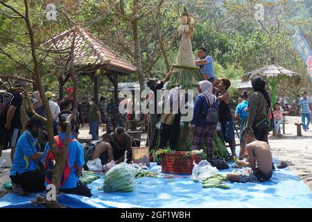 Les gens organisent des légumes pour faire le tumpeng sayur (cône de légumes) pour la cérémonie de la sedekah bumi (action de grâce javanaise) à la plage de sanggar Banque D'Images