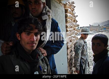 SPC de l'armée américaine. Christian Gonzalez, 21 ans, de Jersey City, N.J., en charge de la surveillance et de la supervision des ouvriers afghans de la construction, se trouve à côté d'un bunker lors d'une attaque à la roquette par les forces anti-afghanes à la base d'opérations Forward Joyce, en Afghanistan, le 12 décembre 2009. Gonzalez est affecté au quartier général et au quartier général de la Compagnie, 1er Bataillon, 32e Régiment d'infanterie, 3e Brigade combat Team, 10e Division de montagne. Banque D'Images