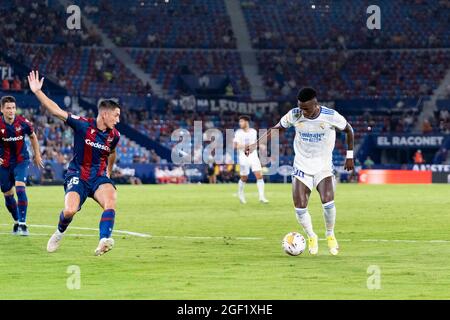 Valence, Espagne. 23 août 2021. FOOTBALL - LEVANTE UD VS REAL MADRID Pablo Martinez Andres de Levante et Vinicius Jose Paixao de Oliveira Junior du Real Madrid en action pendant la Ligue espagnole, la Liga, match de football entre Levante et Real Madrid le 22 août 2021 au stade Ciutat de Valencia à Valence, Espagne. Photo: Xisco Navarro crédit: CORDONE PRESSE/Alay Live News Banque D'Images