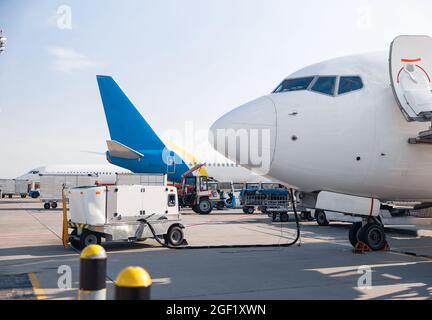 Ravitaillement de l'avion avant le vol. Carburant d'entretien d'avion à l'extérieur de l'aéroport Banque D'Images