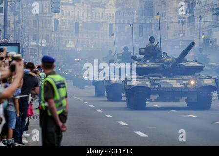 Kiev, Ukraine. 22 août 2021. Des chars militaires ukrainiens sont vus pendant la répétition du défilé militaire pour le jour de l'indépendance dans le centre-ville de Kiev. Les Ukrainiens célébreront le 30e anniversaire de la Journée de l'indépendance le 24 août 2021. Crédit : SOPA Images Limited/Alamy Live News Banque D'Images