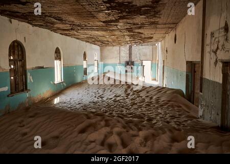 Intérieur d'une maison abandonnée remplie de sable dans la ville fantôme de Kolmanskop, Namibie, Afrique. Banque D'Images