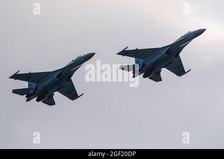 Kiev, Ukraine. 22 août 2021. KIEV, UKRAINE - 22 AOÛT 2021 : des avions militaires ukrainiens volent lors d'une répétition du défilé militaire qui aura lieu le 24 août, le jour de l'indépendance, dans la rue Khreschatyk à Kiev. (Photo par Aleksandr Gusev/Pacific Press/Sipa USA) crédit: SIPA USA/Alay Live News Banque D'Images