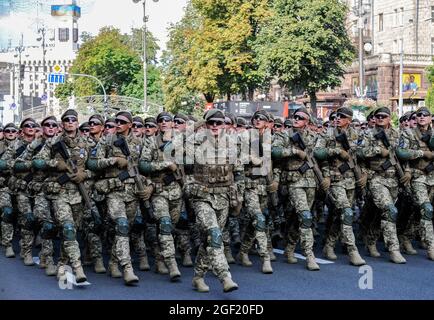 Kiev, Ukraine. 22 août 2021. Les unités des forces armées ukrainiennes participent à la répétition du défilé militaire pour le jour de l'indépendance dans le centre-ville de Kiev. Les Ukrainiens célébreront le 30e anniversaire de la Journée de l'indépendance le 24 août 2021. (Photo par Sergei Chuzavkov/SOPA Images/Sipa USA) crédit: SIPA USA/Alay Live News Banque D'Images