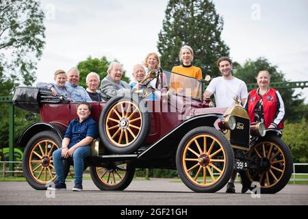 USAGE ÉDITORIAL ÂGÉ DE 101 ans SEULEMENT, Harold Baggott prend trois générations de sa famille pour un trajet dans un modèle T à partir de 1915 au musée de l'automobile Beaulieu, avant de prendre le nouveau Mustang Mach-E, le premier SUV tout électrique de Ford pour un essai de conduite, Hampshire. Date de publication : lundi 23 août 2021. Banque D'Images