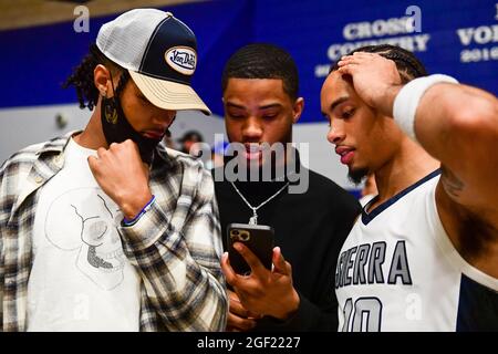 Brandon Boston Jr (à gauche), Cassius Stanley (au milieu) et Amari Bailey (à droite) parlent après le match de basket-ball du championnat de la section Sud de la CIF 2021 sur F Banque D'Images