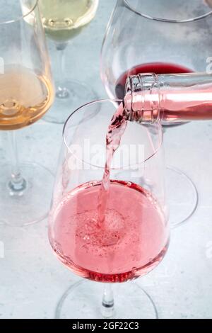 Vin de rose versé lors d'une dégustation. Différentes couleurs de vin. Événement de dégustation de vins Banque D'Images