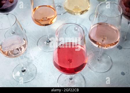 Vin de rose lors d'une dégustation dans un domaine viticole. Différentes couleurs de vin lors d'un événement de winetasing, verres élégants Banque D'Images