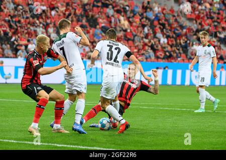 Robert ANDRICH r. (LEV) graetscht versus Florian NEUHAUS (MG), action, duels, chance de but, de gauche à droite withchel BAKKER (LEV), Patrick HERRMANN (MG), Florian NEUHAUS (MG), Robert ANDRICH (LEV), Soccer 1. Bundesliga, 02 Matchday, Bayer 04 Leverkusen (LEV) - Borussia Monchengladbach (MG) 4: 0, le 21 août 2021 à Leverkusen/Allemagne. #DFL les règlements interdisent toute utilisation de photographies comme séquences d'images et/ou quasi-vidéo # Â Banque D'Images