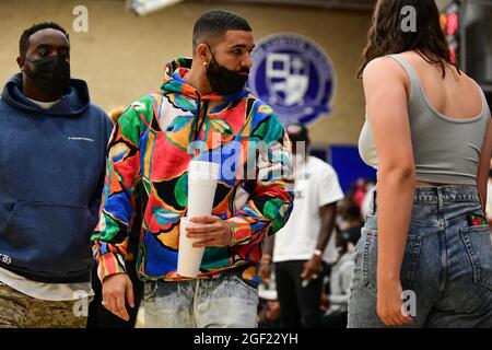 Le rappeur canadien Drake arrive au championnat de basket-ball de la section Sud 2021 du CIF le vendredi 11 juin 2021 à Chatsworth. Défaite du centenaire Banque D'Images