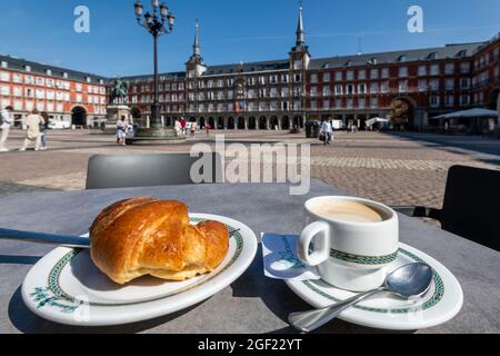 Café con leche et croissant servi dans un café donnant sur la Plaza Mayor, Madrid, Communauté de Madrid, Espagne Banque D'Images