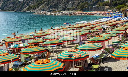 Monterosso, Italie - 10 août 2021 : plage de Spiaggia di Fegina au village de Monterosso Cinque Terre Banque D'Images